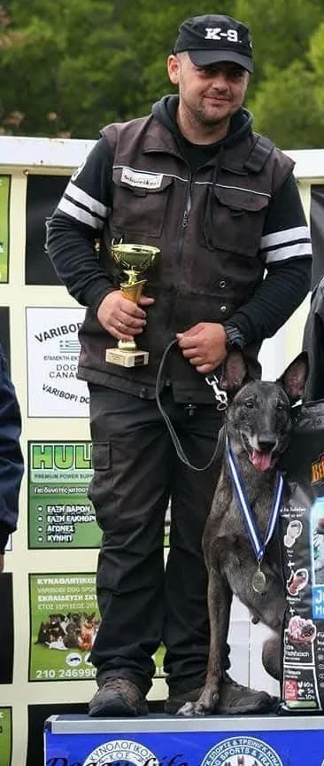 Ο εκπαιδευτής της athlos dog training με διάκριση και βραβείο από κυναθλητικούς αγώνες